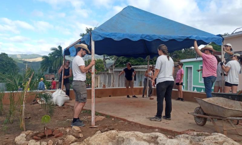 Arquitectos españoles en plena faena en Trinidad. Foto: Ana Martha Panadés / Escambray.