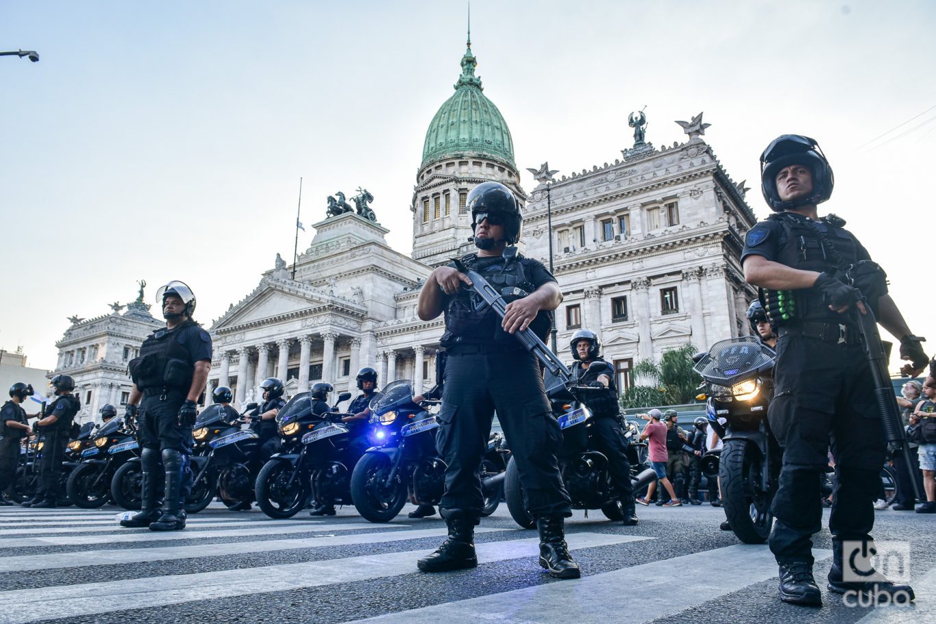 La policía rodea el Congreso de la Nación para que no se acerquen los manifestantes. Foto: Kaloian.