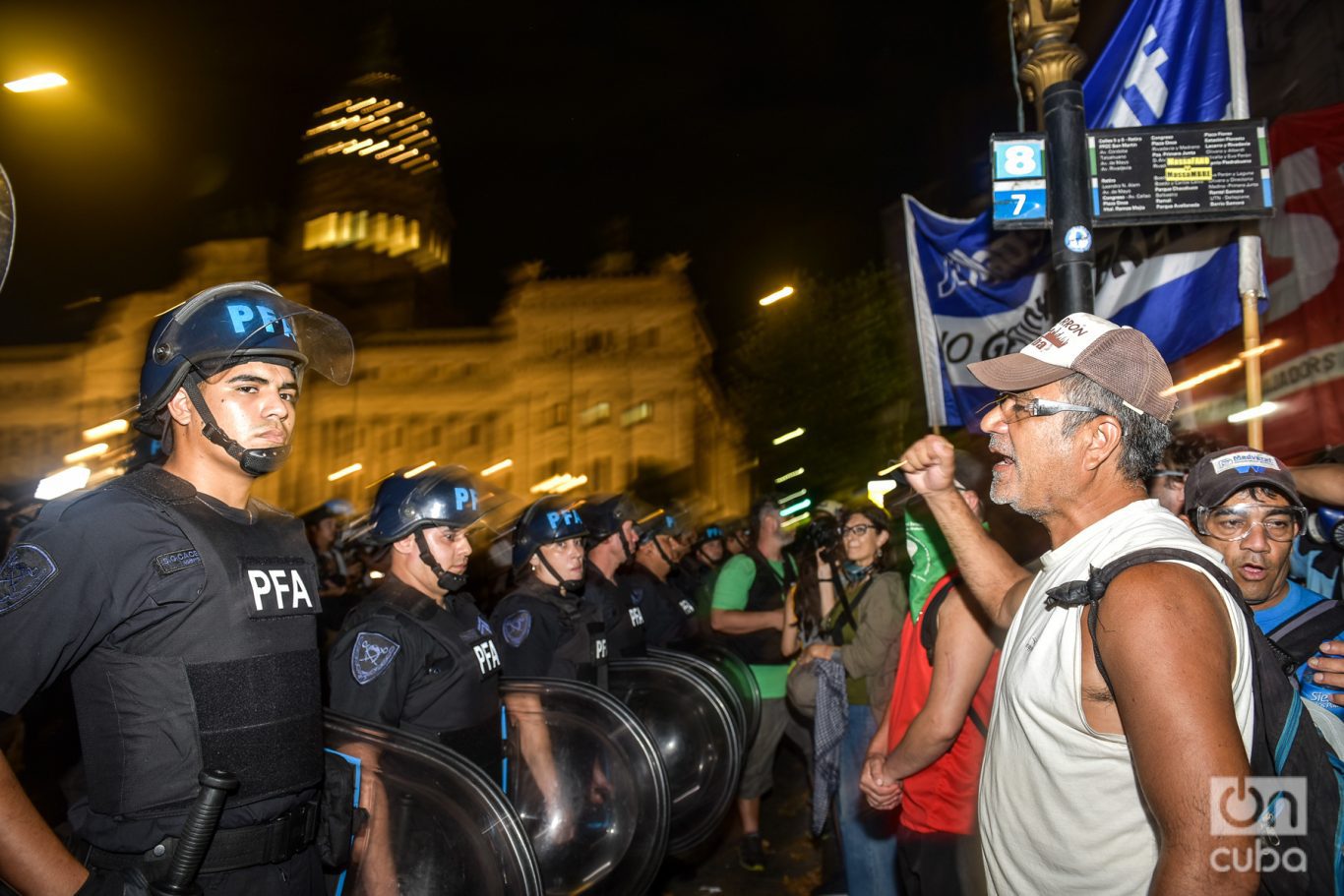 El protocolo de Bullrich establece que las fuerzas de seguridad mantengan a los manifestantes en la acera. Foto: Kaloian.