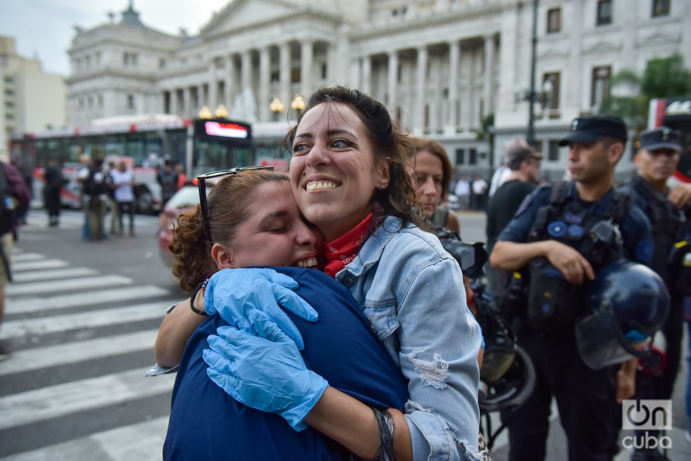 Festejos en las afueras del Congreso tras conocerse la caída de sesiones que trataba la mega Ley Ómnibus. Foto: Kaloian.
