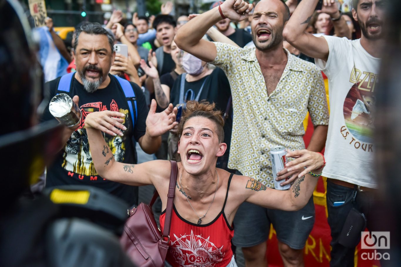 Manifestantes contra la mega Ley Ómnibus. Foto: Kaloian.