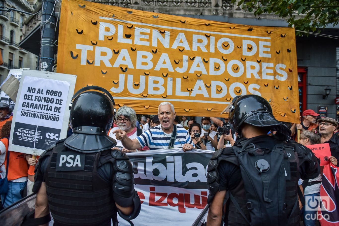 Un grupo de jubilados protesta contra la mega Ley Ómnibus. Foto: Kaloian.
