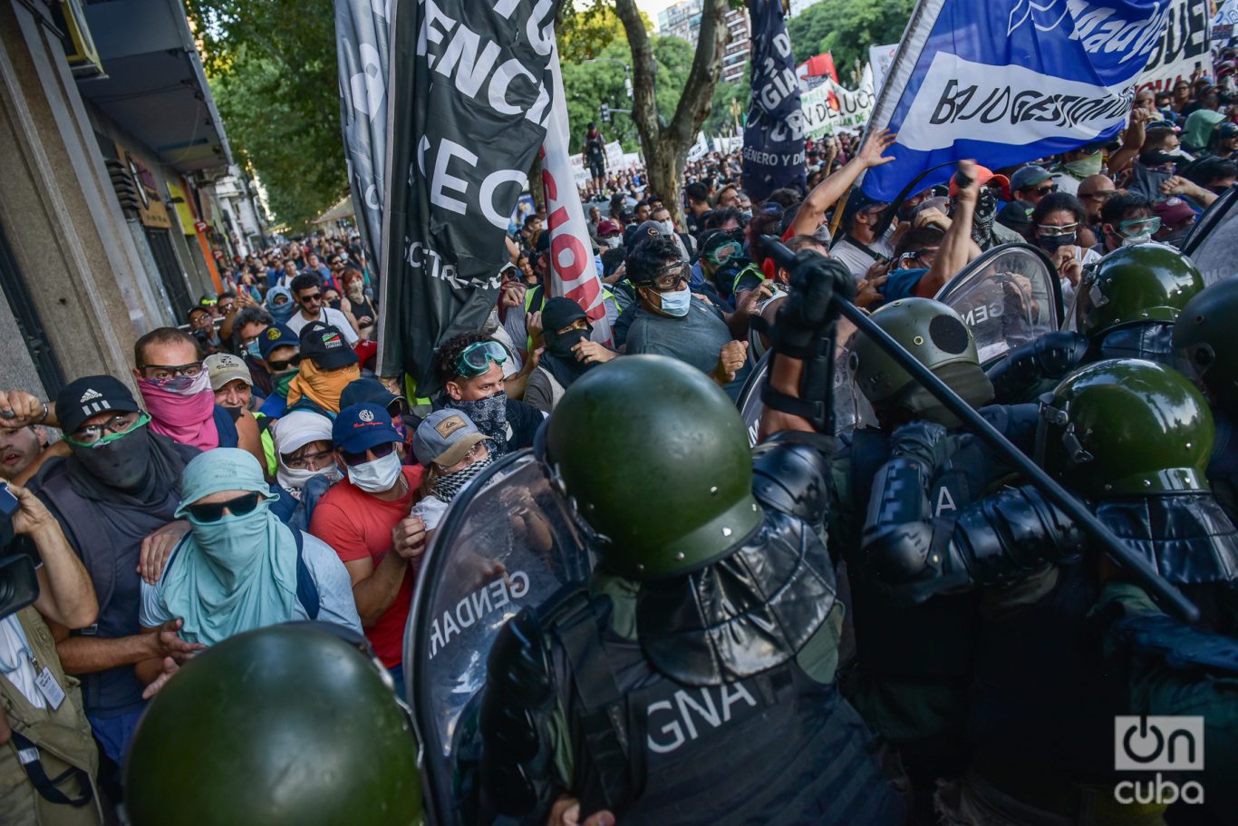 Manifestantes contra la mega ley en discusión en el Congreso. Foto: Kaloian.