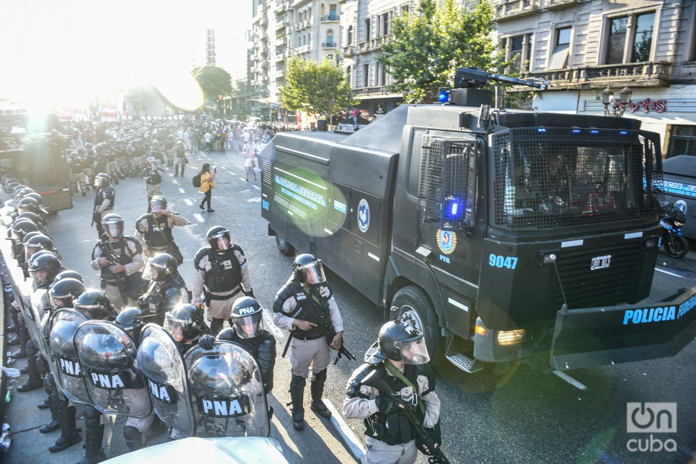 El despliegue de las fuerzas de seguridad alrededor del Congreso parece la escenografía de un filme de ficción. Foto: Kaloian.