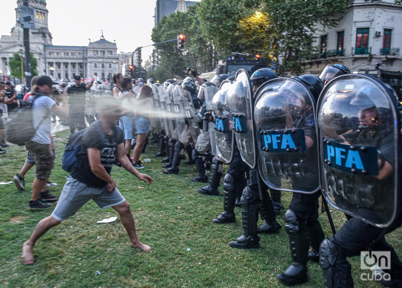 Un manifestante es alcanzado directamente por el gas pimienta. Foto: Kaloian.