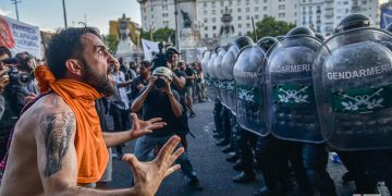 Un manifestante estalla frente a la gendarmería. Foto: Kaloian.