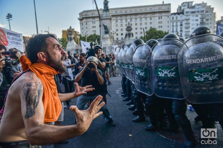 Un manifestante estalla frente a la gendarmería. Foto: Kaloian.