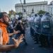 Un manifestante estalla frente a la gendarmería. Foto: Kaloian.