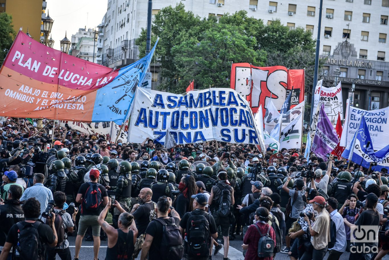 Represión a manifestantes en la plaza de los Dos Congresos. Foto: Kaloian.