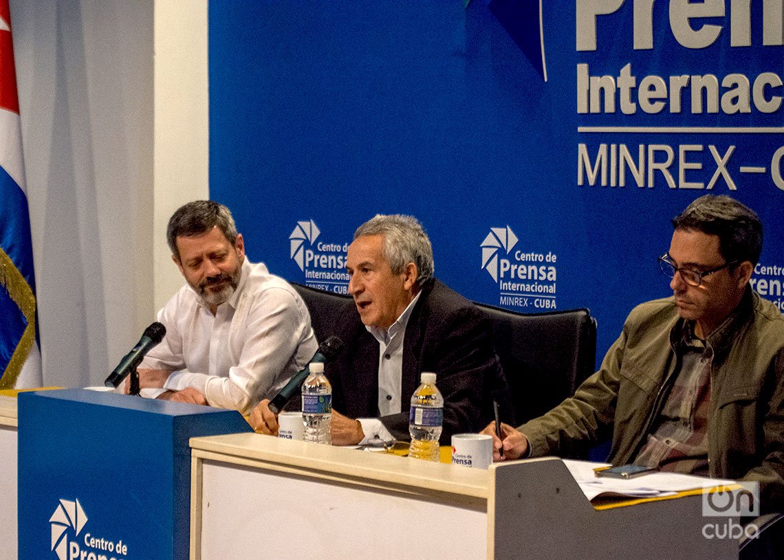 Conferencia de prensa sobre la edición 32 de la Feria Internacional del Libro de La Habana. De izquierda a derecha, Christian Vargas, embajador brasileño en la isla; Juan Rodríguez, presidente del Instituto Cubano del Libro; y Josué Pérez, coordinador del programa de la feria. Foto: Otmaro Rodríguez.