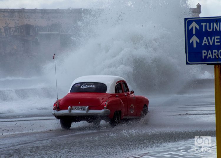 Marejadas e inundaciones en la zona del malecón habanero, tras la llegada de un frente frío, el lunes 5 de febrero de 2024. Foto: Otmaro Rodríguez.