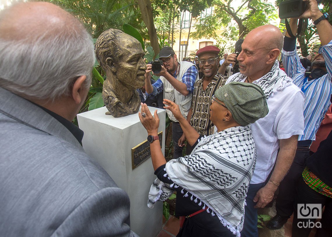 La escritora estadounidense Alice Walker contempla el busto de bronce del poeta Langston Hughes, en el Patio de la Poesía, en La Habana. A su derecha, el artista y activista Andy Shallal, líder del Centro Cultural Busboys and Poets, de Washington D.C. Foto: Otmaro Rodríguez. 