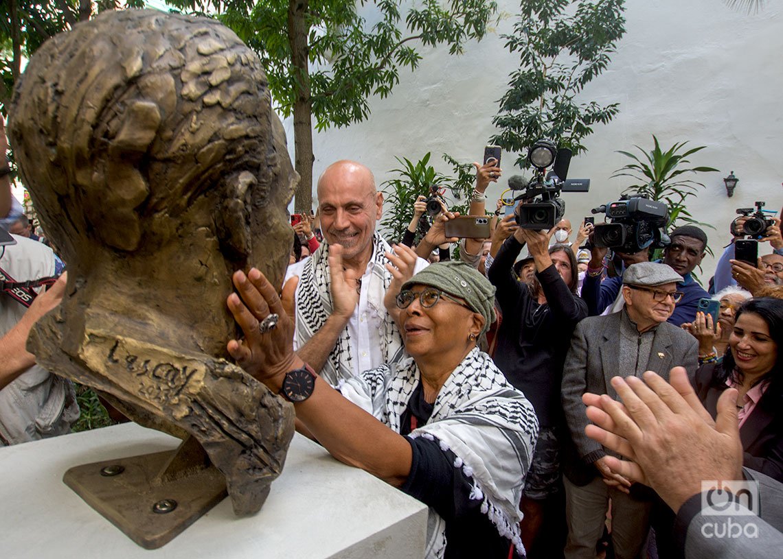 La escritora estadounidense Alice Walker palpa entre aplausos y exclamaciones el busto de bronce del poeta Langston Hughes, en el Patio de la Poesía, en La Habana. Foto: Otmaro Rodríguez.