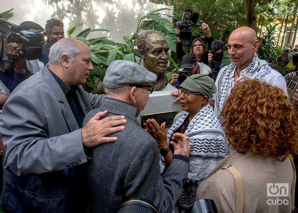 Alice Walker conversa con el ministro cubano de Cultura, Alpidio Alonso, y los escritores Miguel Barnet y Nancy Morejón, tras la develación del busto de bronce del poeta Langston Hughes, en el Patio de la Poesía, en La Habana. Detrás de ella, el artista y activista Andy Shallal, líder del Centro Cultural Busboys and Poets, de Washington D.C. Foto: Otmaro Rodríguez. 