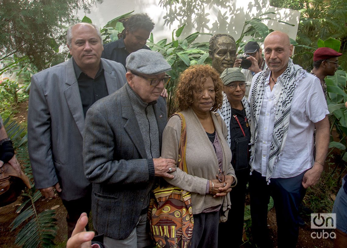 Alice Walker se fotografía junto al ministro cubano de Cultura, Alpidio Alonso, los escritores cubanos Miguel Barnet y Nancy Morejón, y el el artista y activista estadounidense Andy Shallal, tras la develación del busto de bronce del poeta Langston Hughes, en el Patio de la Poesía, en La Habana. Detrás de ellos, el joven artista Alejandro Lescay, hijo del , autor de la obra, el escultor santiaguero Alberto Lescay. Foto: Otmaro Rodríguez.