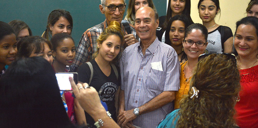 El maestro Guido López-Gavilán con estudiantes y profesores de la Universidad de Holguín. Foto: Universidad de Holguín.