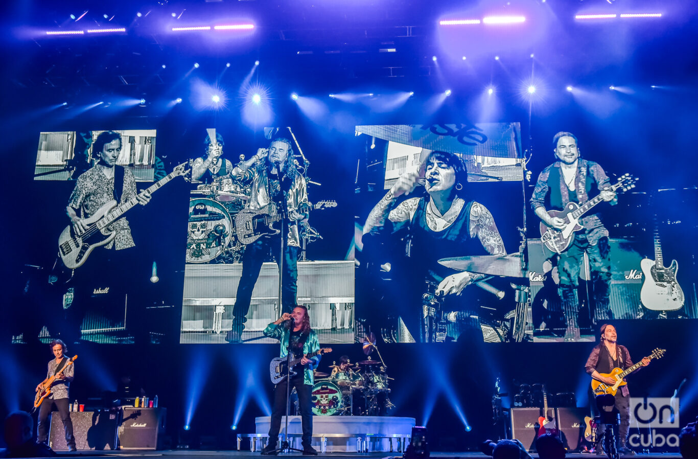 Maná, en su concierto en Buenos Aires, con un despliegue de plantas y luces impresionante. Foto: Kaloian.