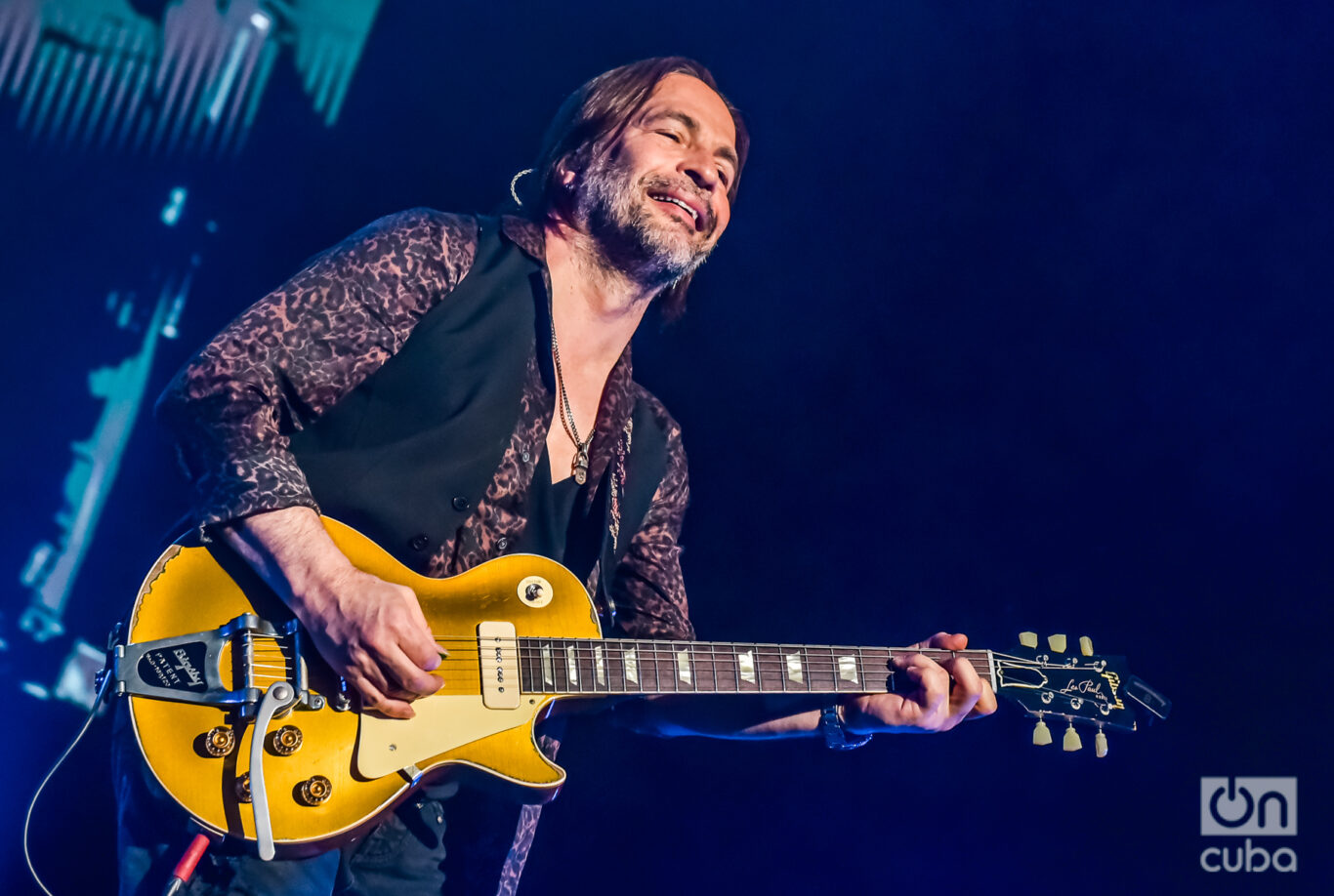 El talentoso Sergio Vallín en la guitarra eléctrica, en medio de una de sus espectaculares improvisaciones rockeras. Foto: Kaloian.
