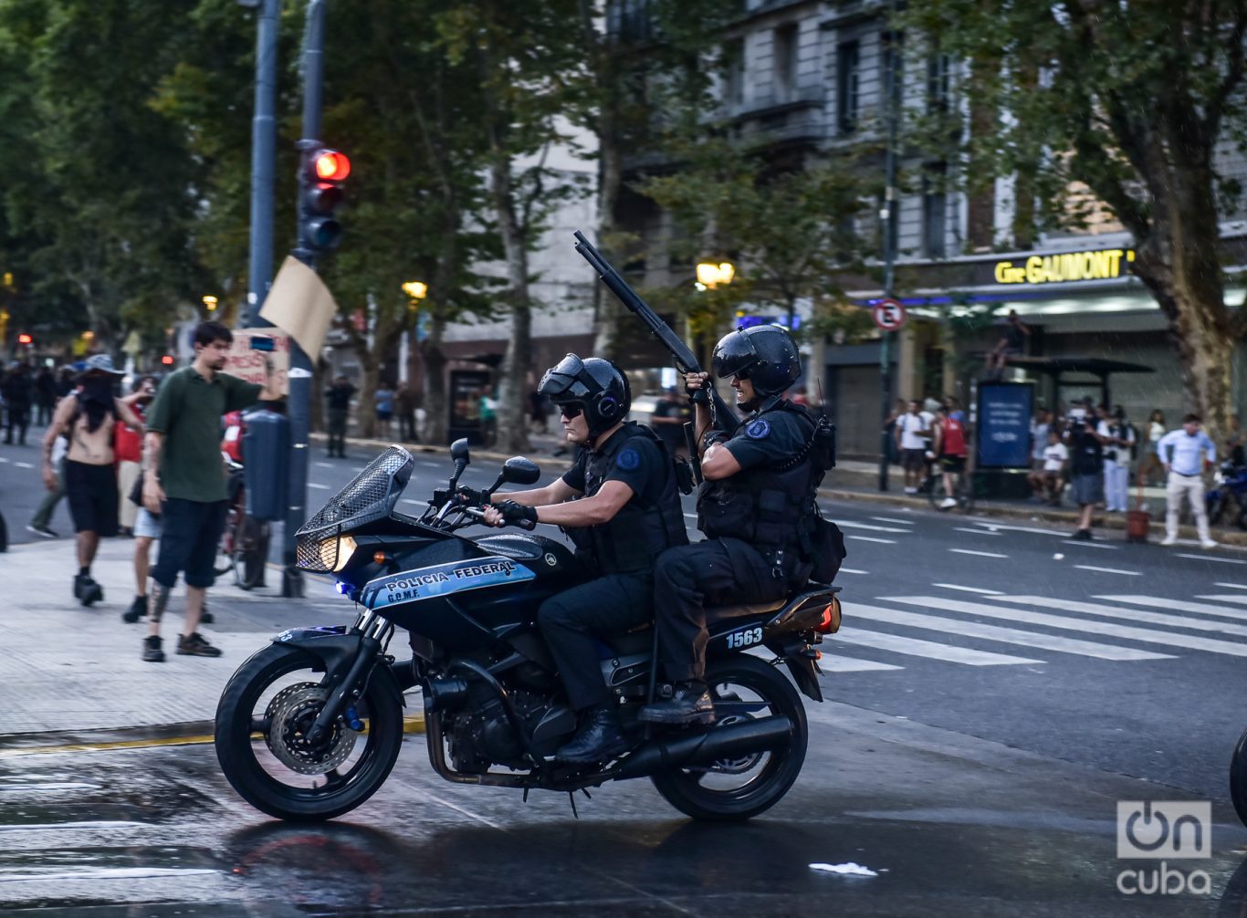 Efectivos de la gendarmería arremeten con manifestantes. Foto: Kaloian.