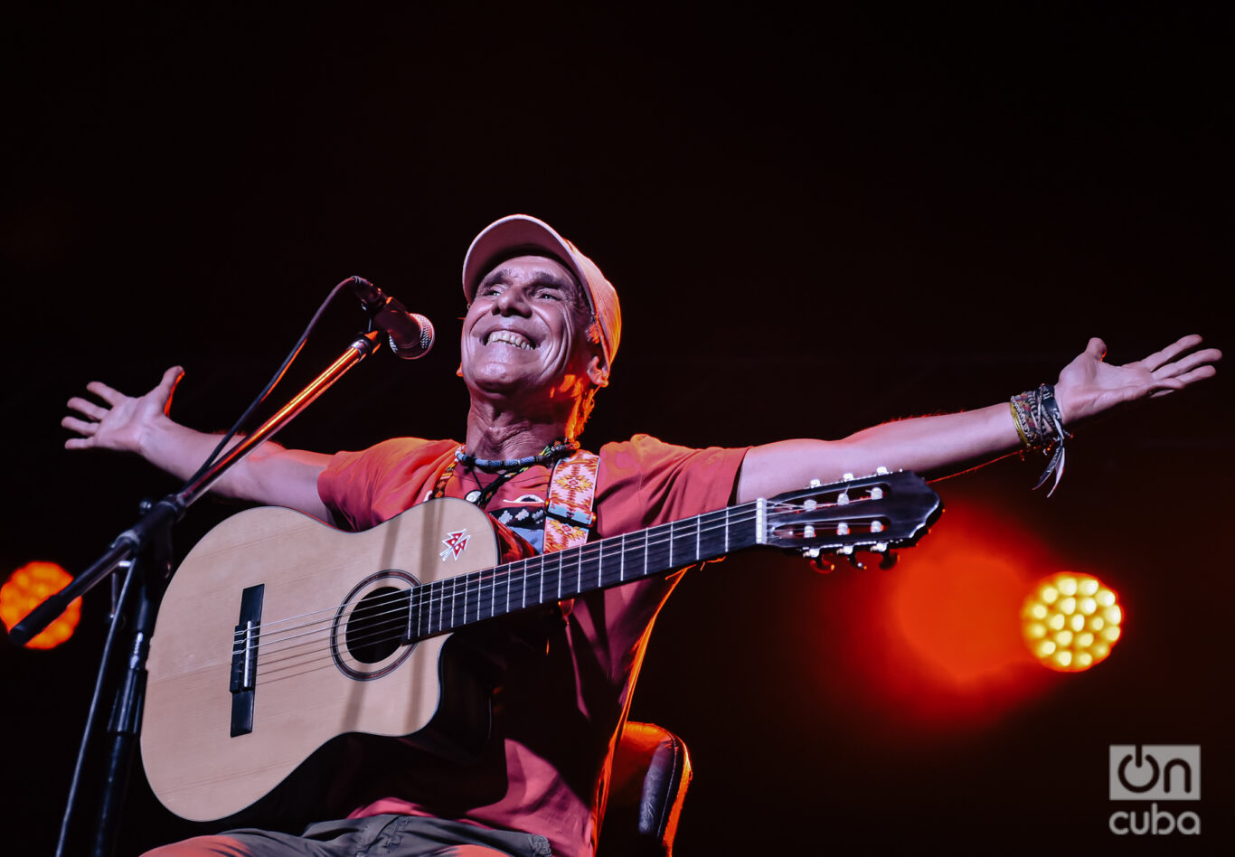 “¡A la libertad, siempre!”, gritó Manu Chao antes de arrancar el segundo de sus conciertos en Buenos Aires, en el mítico Estadio de Obras Sanitarias. Foto: Kaloian.