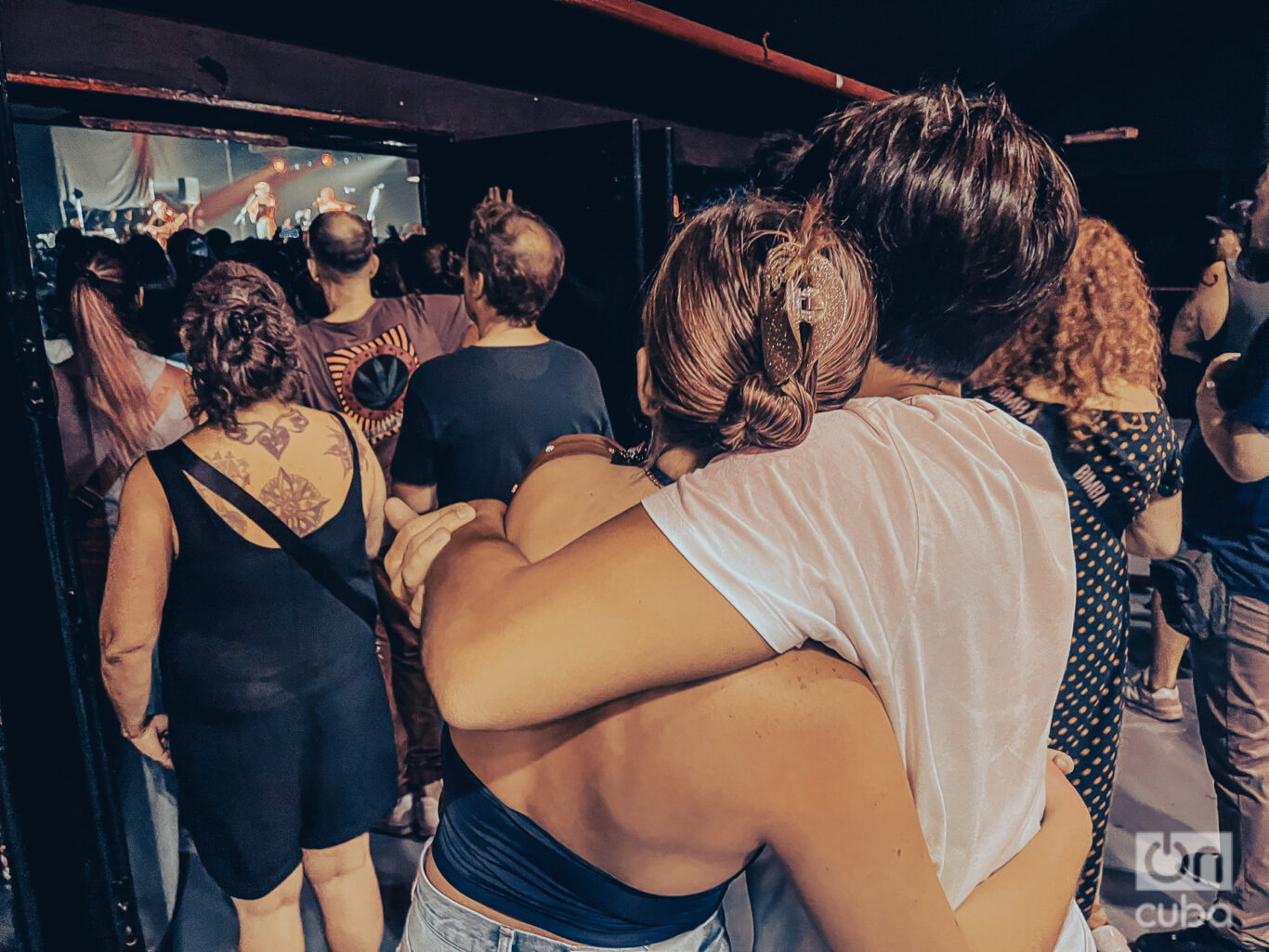 Manu Chao canta “O minha maconha / Minha torcida / Minha querida / Minha galera…” y una pareja lo escucha. Foto: Kaloian.