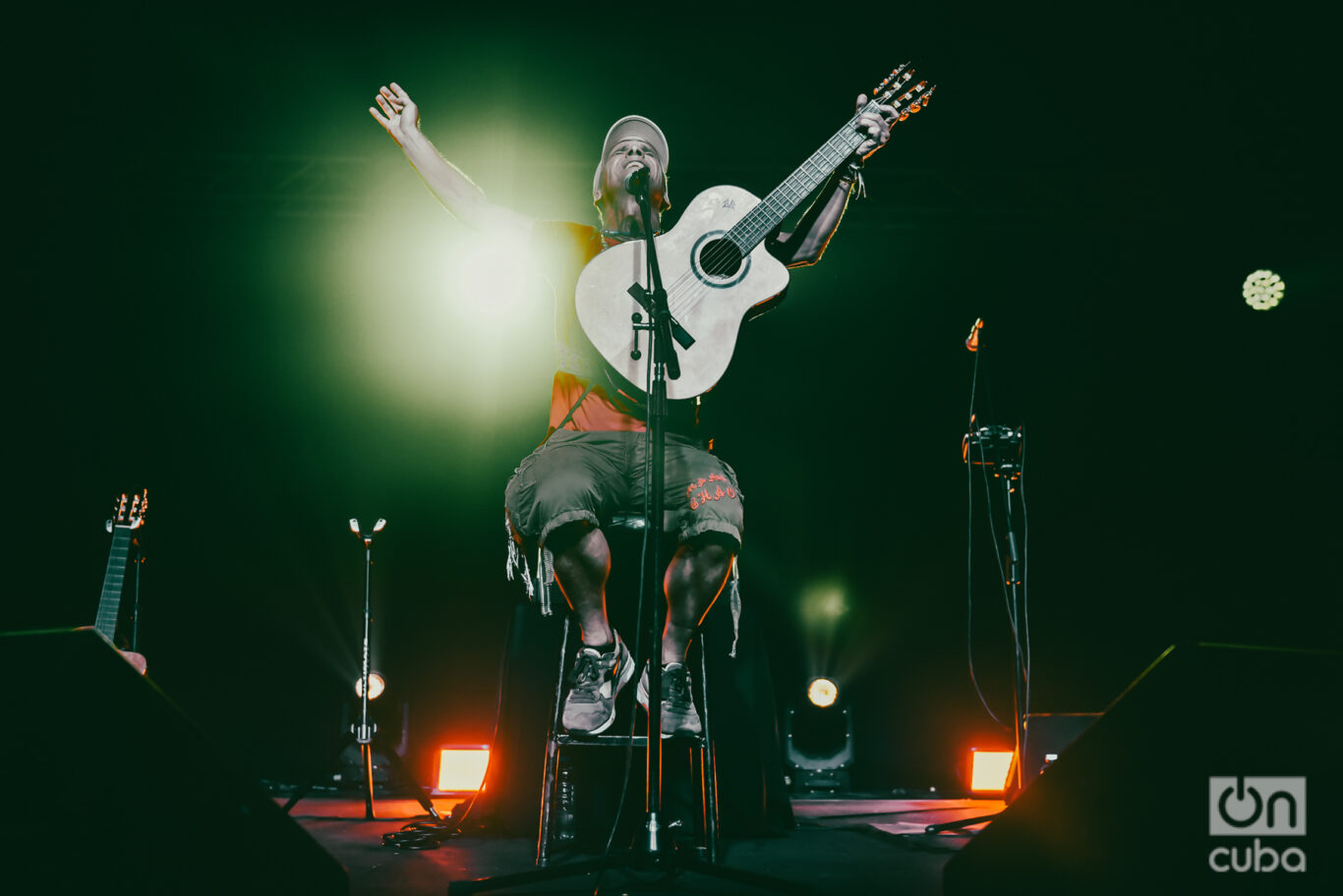 A pesar de estar en un estadio, colmado por casi cinco mil personas, Manu Chao, sigue siendo el mismo cantante de barrio. Foto: Kaloian.