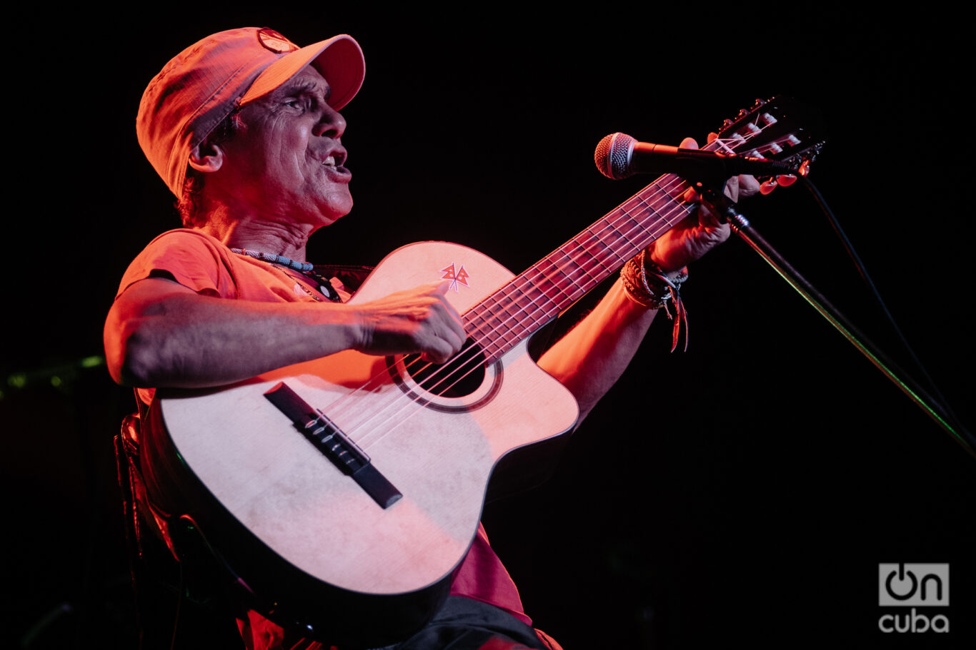 Manu Chao provee en sus conciertos una transfusión necesaria donde se mezclan esperanzas, musicalidad de altos quilates, una buena dosis de conciencia social y mucha, pero mucha fiesta. Foto: Kaloian.