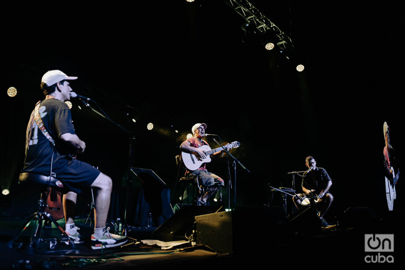 Manu Chao se presentó con un formato acústico. A la derecha se encontraba el argentino Lucky Salvadori, con su guitarra y su peculiar “bichito cordobés”, mientras que a su izquierda estaba el gallego Miguel Rumbao, aportando el ritmo con los bongós. Foto: Kaloian.