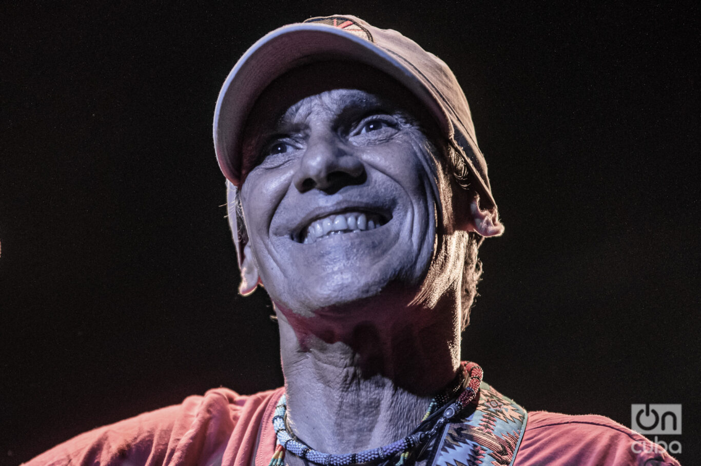 Manu Chao, con su sonrisa como credencial e identidad, parece que no le pasa el tiempo. Foto: Kaloian.