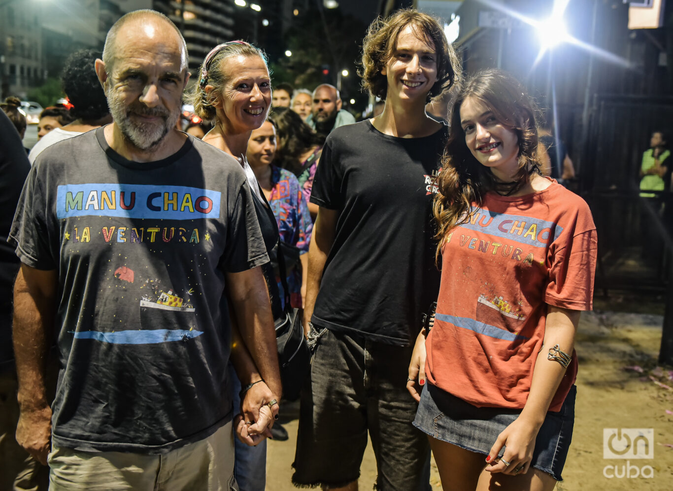 En familia para ver el recital de Manu Caho en Buenos Aires. Foto: Kaloian.