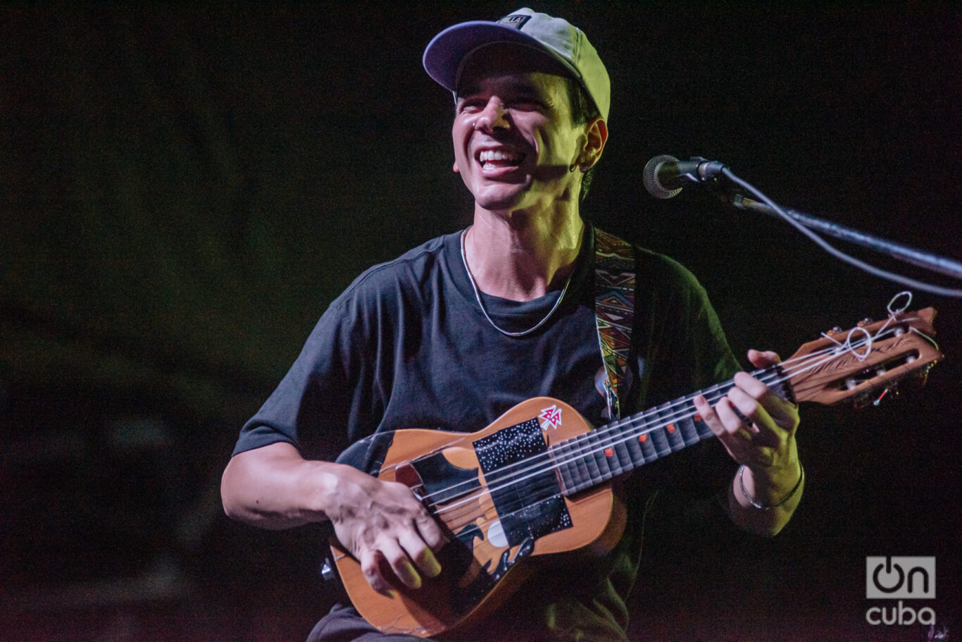 El argentino Lucky Salvadori, con su guitarra y su peculiar “bichito cordobés”. Foto: Kaloian.
