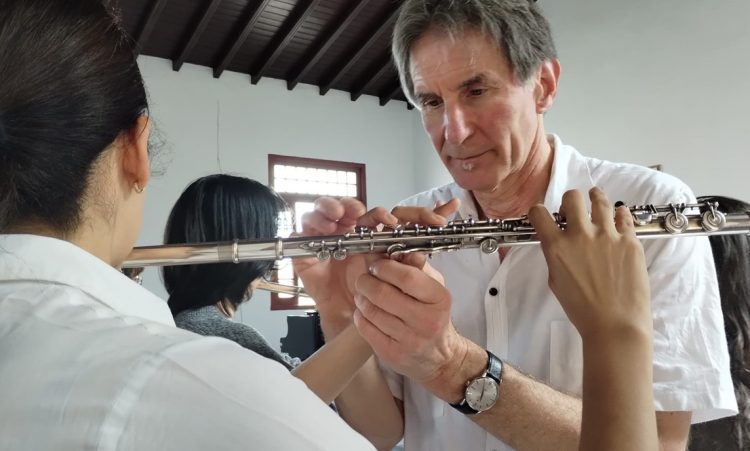 Michael Faust en una clase en una escuela de La Habana. Foto. Centro Nacional de Escuelas de Arte de Cuba - CNEArt.