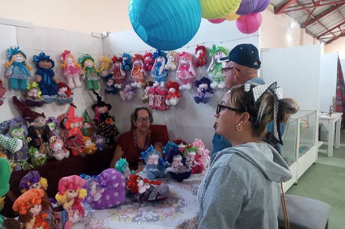 Muñequería en feria camagüeyana. Foto: ACN.