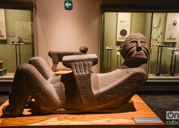 Chac Mool, la misteriosa escultura mesoamericana. Se trata, en la mayoría de los casos, de una figura humana reclinada hacia atrás. Foto: Kaloian.