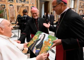 Papa Francisco con una imagen de Mama Antula en el Vaticano.  Foto. La Voz