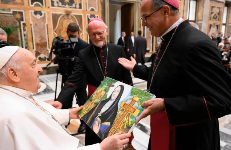 Papa Francisco con una imagen de Mama Antula en el Vaticano.  Foto. La Voz