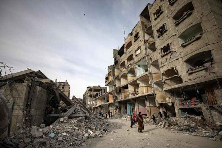 Edificios residenciales destruidos cerca de las ruinas de la mezquita de Al-Farouq después de que fuera alcanzada por un ataque aéreo israelí en el campo de refugiados de Rafah, en el sur de la Franja de Gaza. Foto: Haitham Imad / EFE.