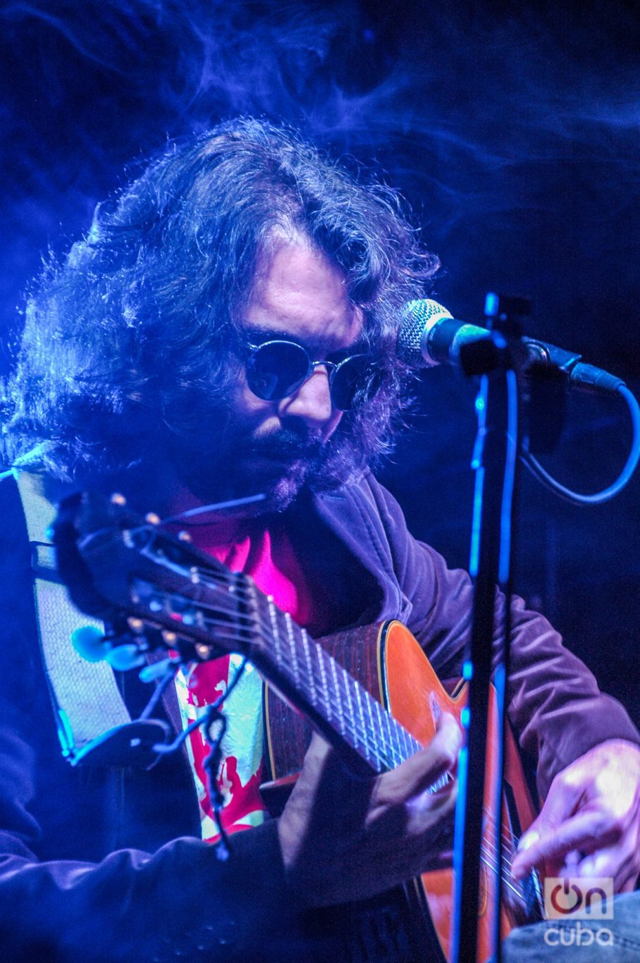 Santiago Feliú en 2013 en el café Cantante del Teatro Nacional en un ciclo de conciertos que tituló “Lo que la radio nos dejó”. Interpretaba versiones de canciones hispanas de los años 60 y 70. Foto: Kaloian.