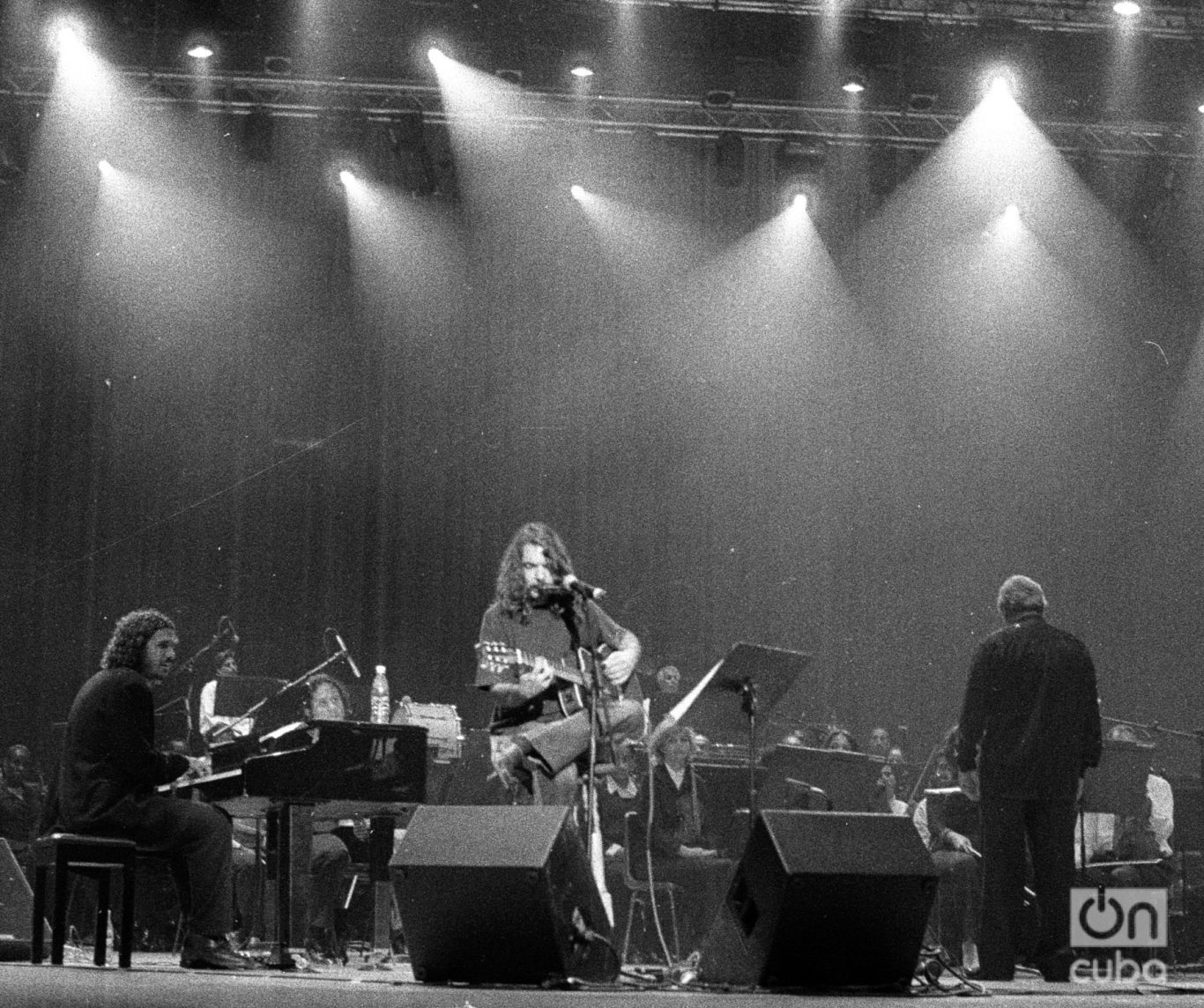 Concierto de Santiago Feliú y la Sinfónica Nacional de Cuba en el teatro Carlos Marx, 2004. Fotografía tomada con película de 35 mm recientemente digitalizada. Foto: Kaloian.