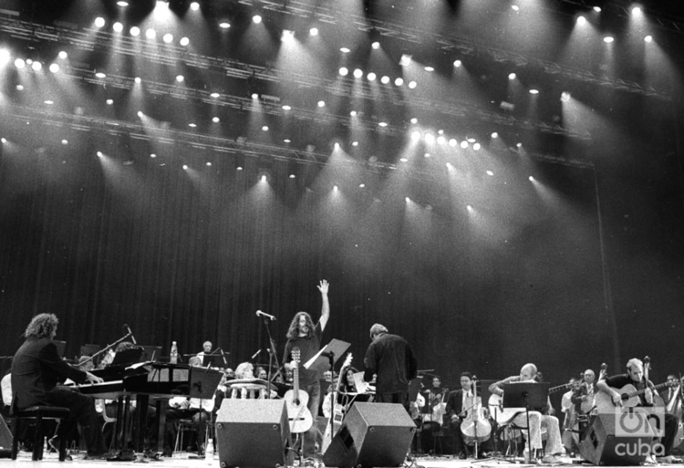 Concierto de Santiago Feliú y la Sinfónica Nacional de Cuba en el teatro Carlos Marx, 2004. Fotografía tomada con película de 35 mm recientemente digitalizada. Foto: Kaloian.