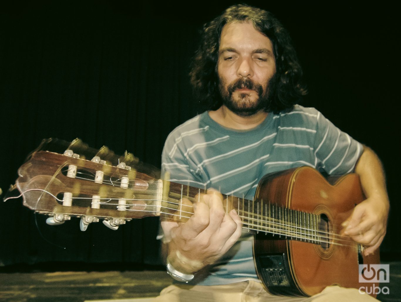 Santiago Feliú tras bambalinas en el teatro Nacional de Cuba, antes de un concierto en 2007. Foto: Kaloian.