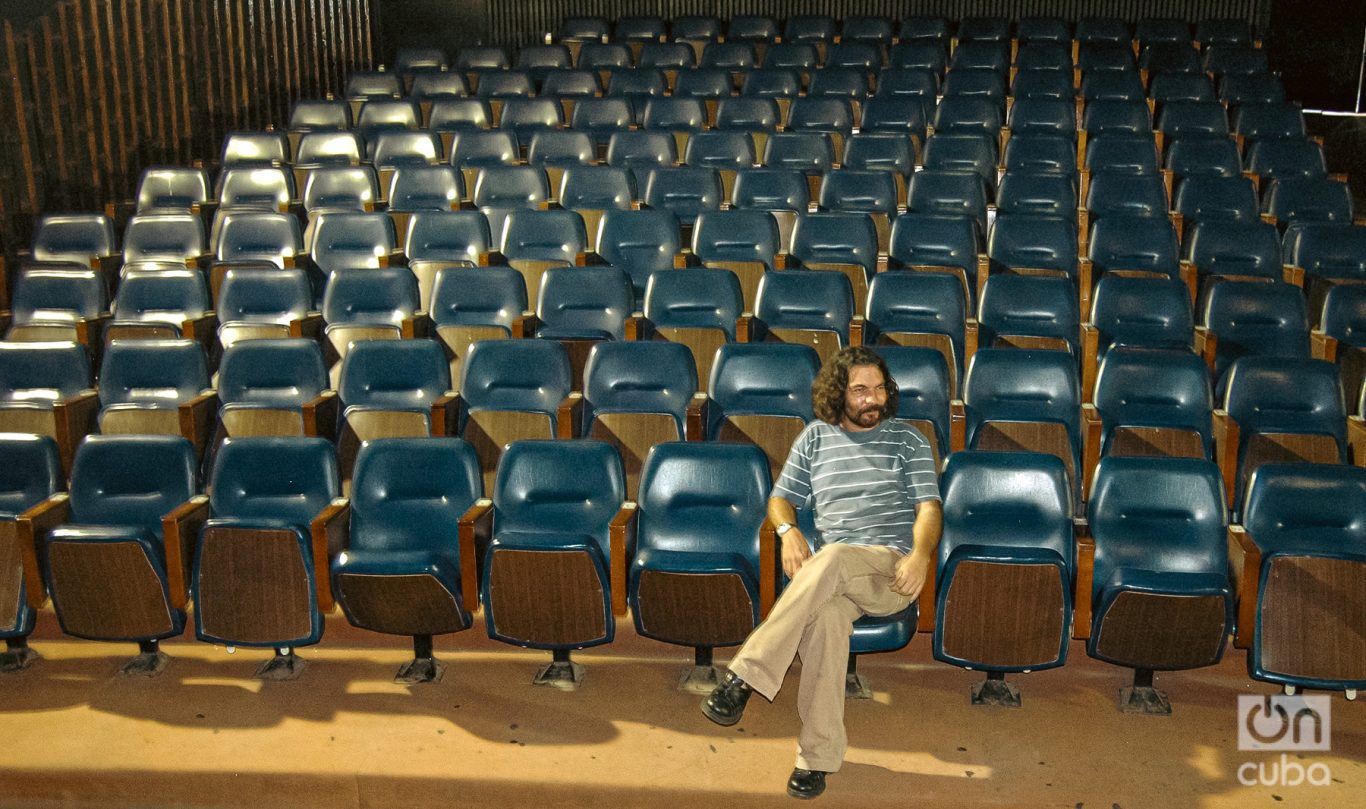 Santiago Feliú en un descanso en el Teatro Nacional de Cuba, previo a un concierto en 2007. Foto: Kaloian.