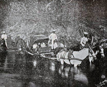 Una volanta cruza un río en 1895.