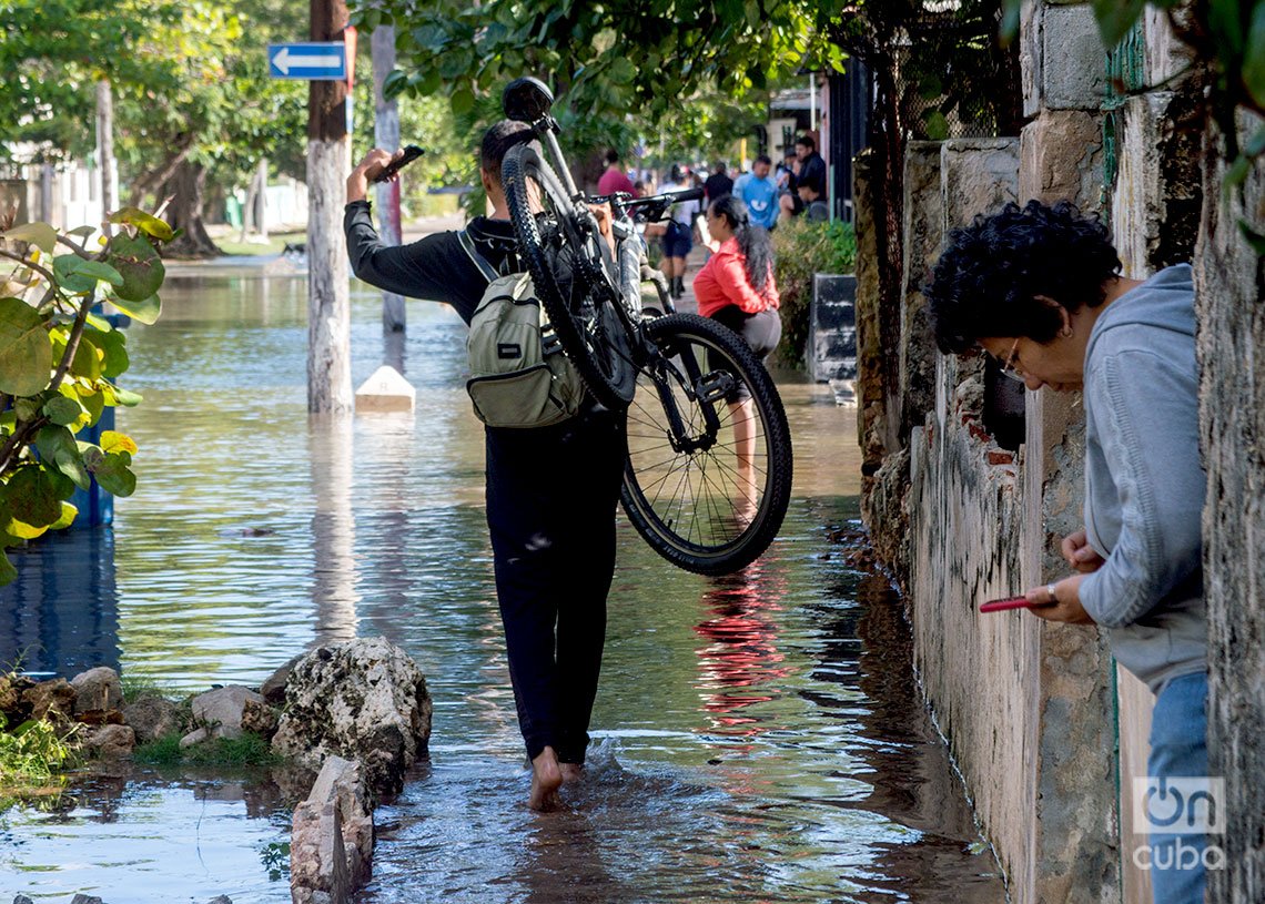 Penetración del mar en las zonas bajas del Vedado. Foto: Otmaro Rodríguez.