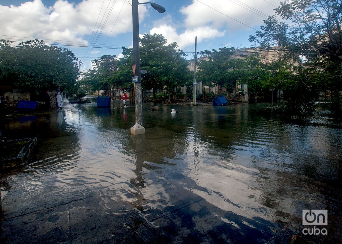 Penetración del mar en las zonas bajas del Vedado. Foto: Otmaro Rodríguez.