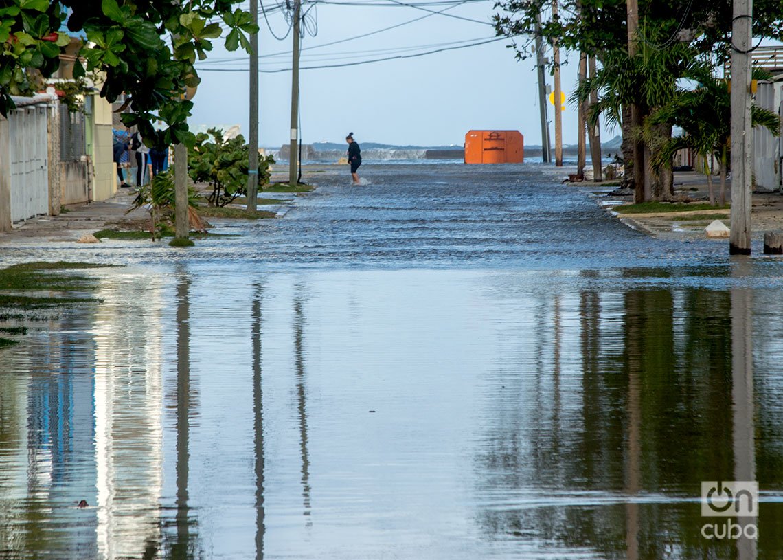 Penetración del mar en las zonas bajas del Vedado. Foto: Otmaro Rodríguez.