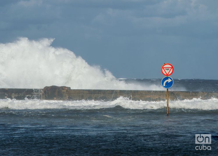 Penetración del mar en las zonas bajas del Vedado. Foto: Otmaro Rodríguez.