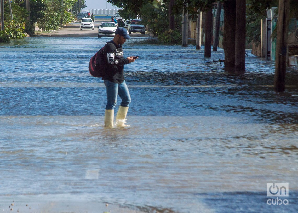 Penetración del mar en las zonas bajas del Vedado. Foto: Otmaro Rodríguez.