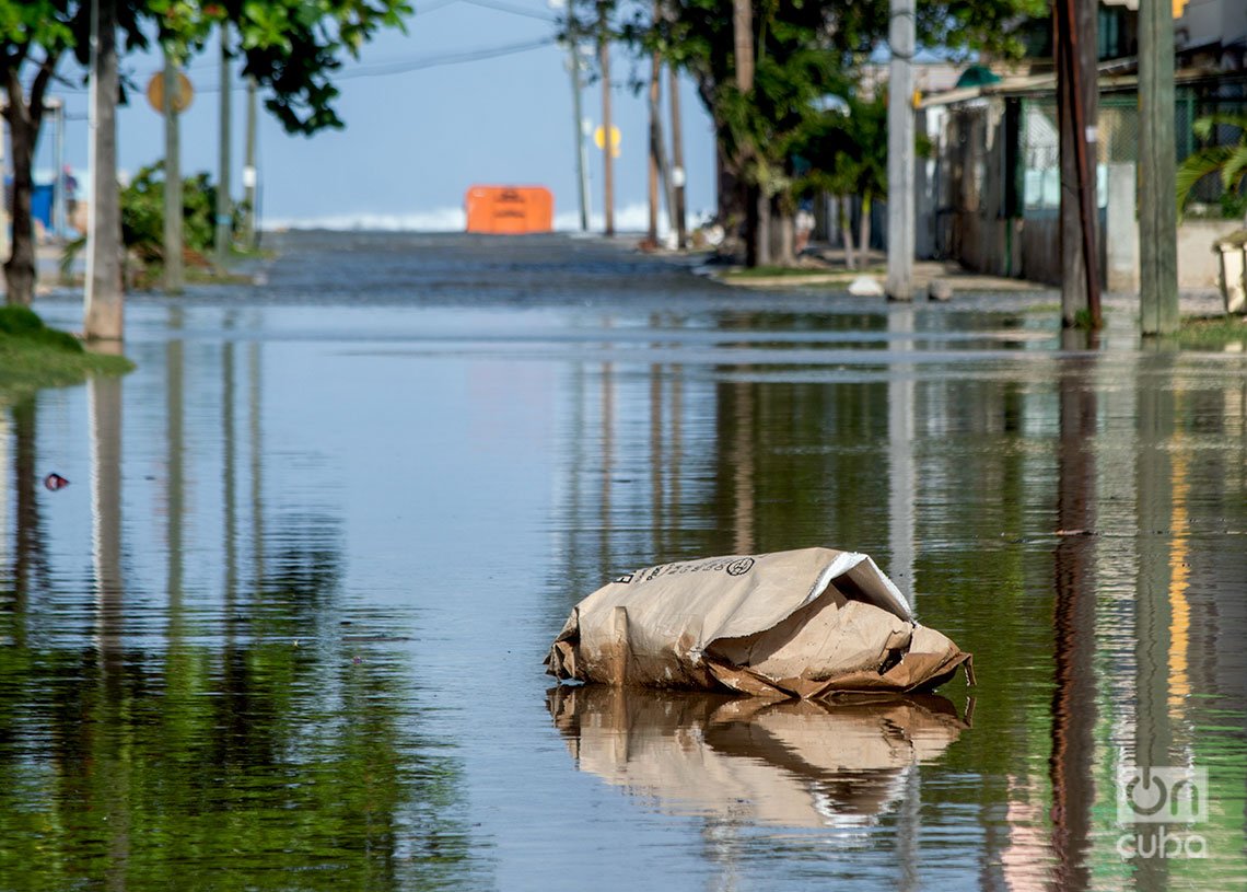 Penetración del mar en las zonas bajas del Vedado. Foto: Otmaro Rodríguez.