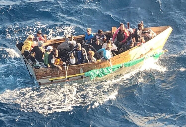 Balseros cubanos rescatados por un crucero de Carnival. Foto: Captura de pantalla / Telemundo.